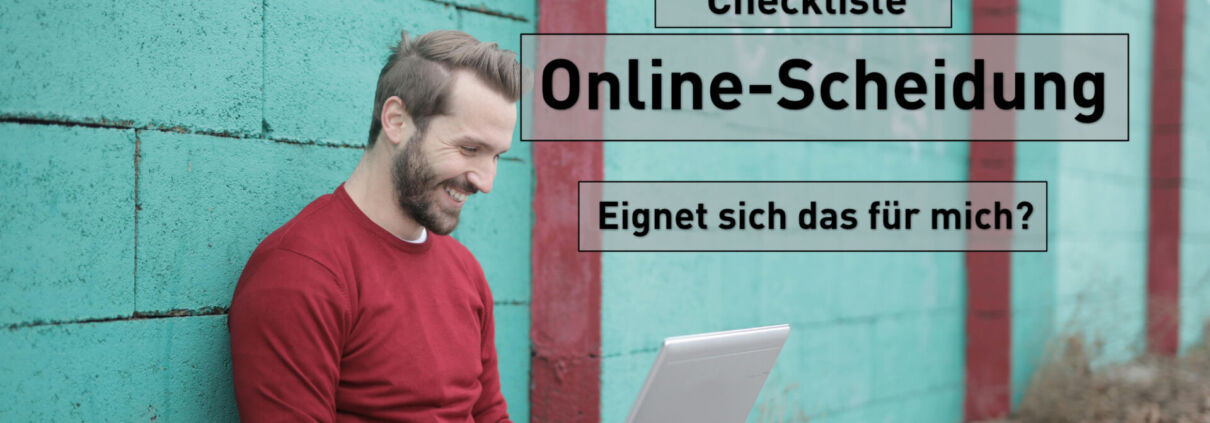 Checkliste - Online-Scheidung - Eignet sich das für mich? : Mann mir rotem Pulli sitzt vor hellblauer Wand an seinem laptop und lächelt glücklich