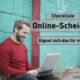 Checkliste - Online-Scheidung - Eignet sich das für mich? : Mann mir rotem Pulli sitzt vor hellblauer Wand an seinem laptop und lächelt glücklich