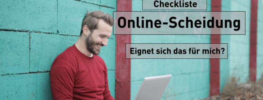 Checkliste - Online-Scheidung - Eignet sich das für mich? : Mann mir rotem Pulli sitzt vor hellblauer Wand an seinem laptop und lächelt glücklich