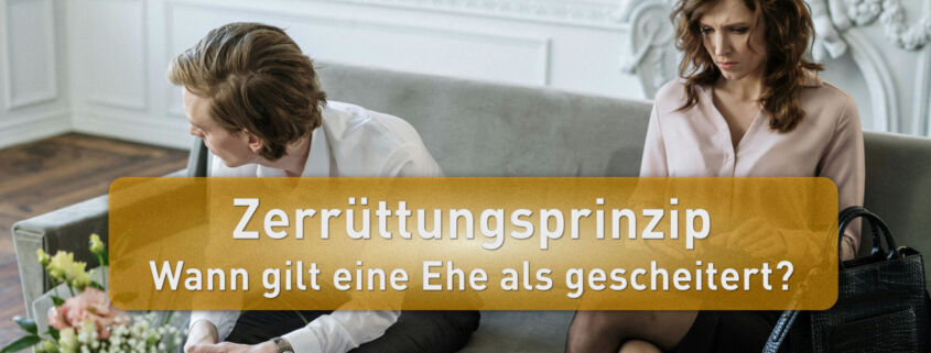 Zerrüttungsprinzip - Wann gilt eine Ehe als gescheitert? - Paar auf der Couch