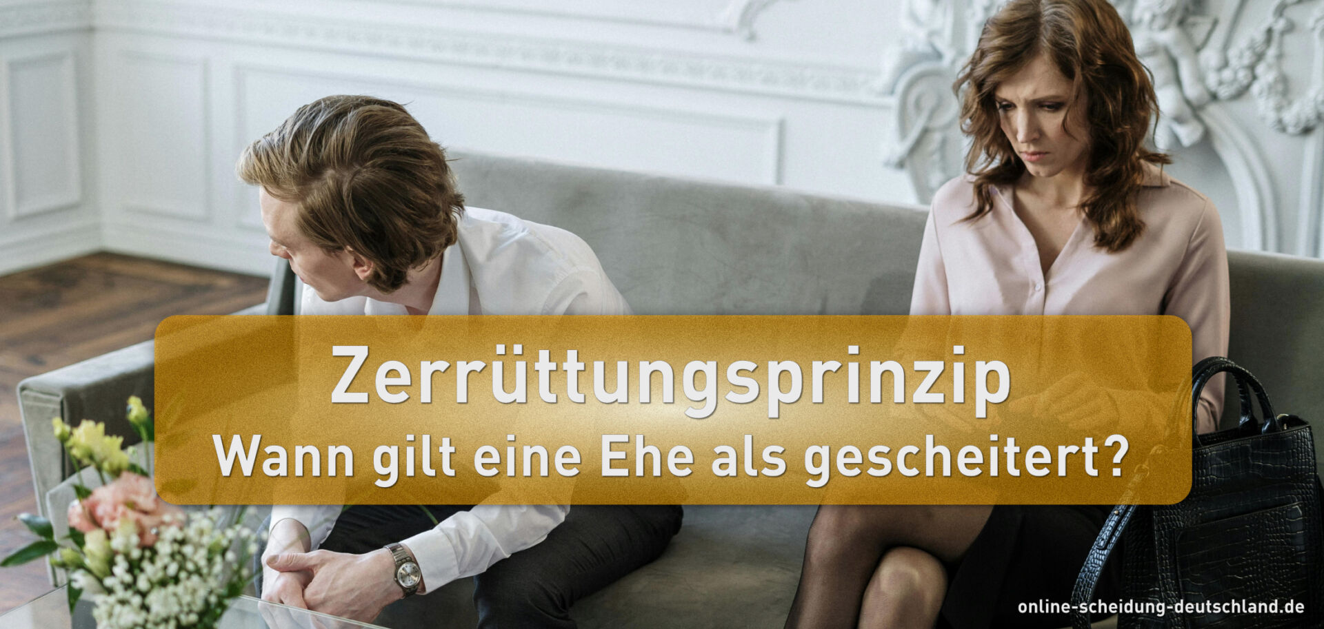 Zerrüttungsprinzip - Wann gilt eine Ehe als gescheitert? - Paar auf der Couch